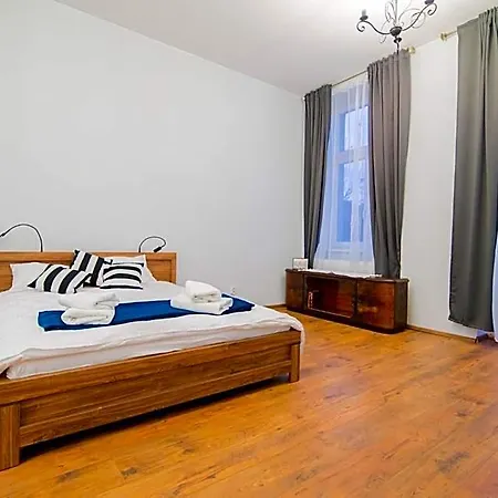 Апарт-отель Oak Tree Old Town 4*